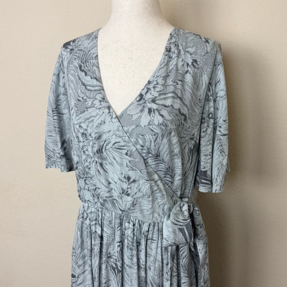 Ivy City Co Misty Island Maxi Wrap Dress Blue Gray
Floral V-neck Short Sleeve - Picture 9 of 15